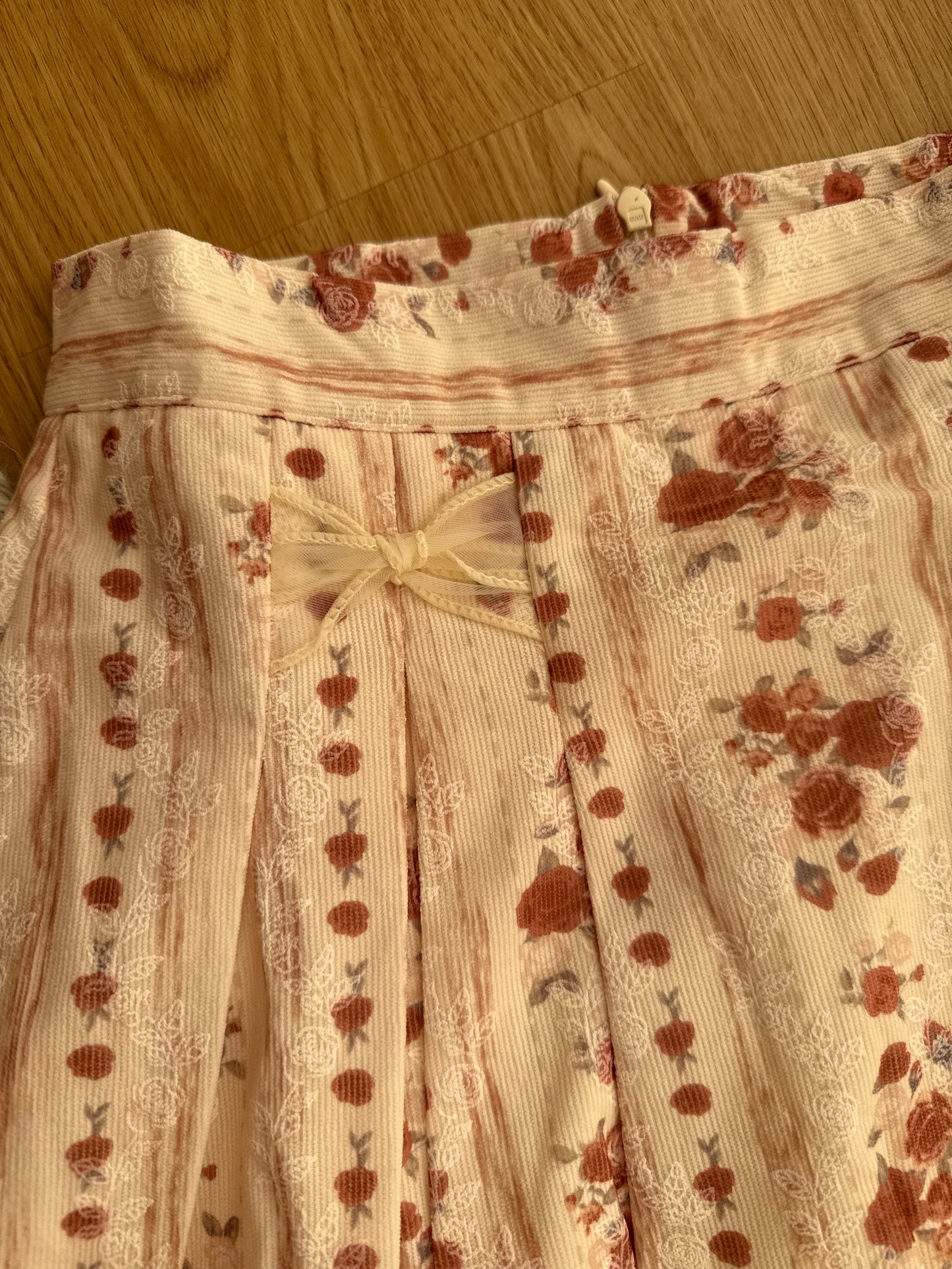 Rose Wallpaper Blouse & Skirt Set (Cream/Red)