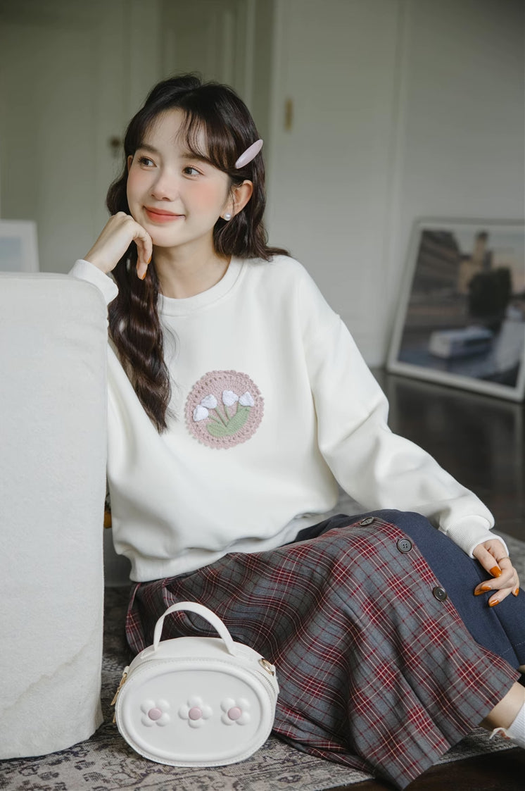 Crochet Tulip Sweatshirt (White)