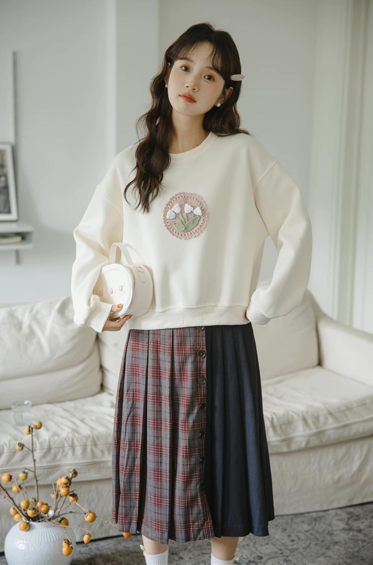 Crochet Tulip Sweatshirt (White)