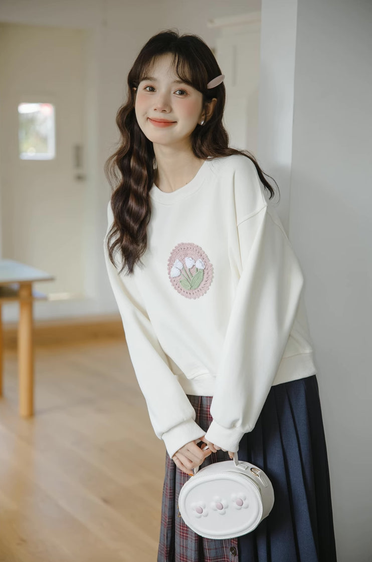 Crochet Tulip Sweatshirt (White)