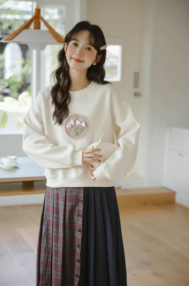 Crochet Tulip Sweatshirt (White)