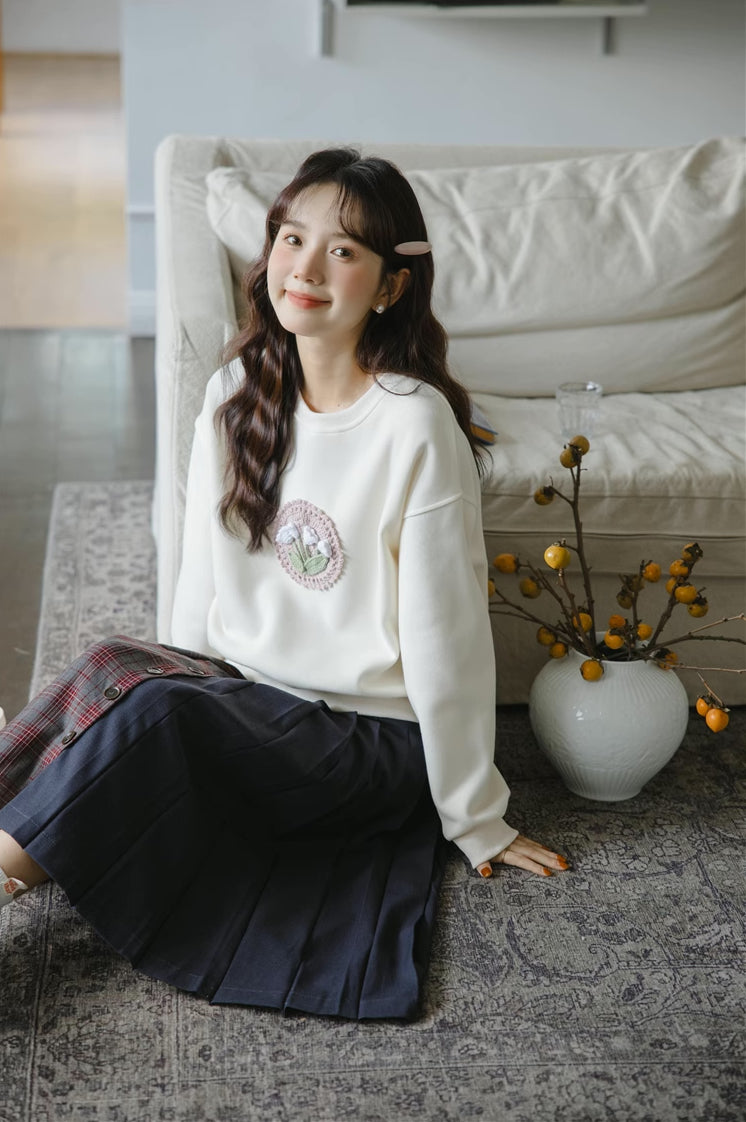 Crochet Tulip Sweatshirt (White)