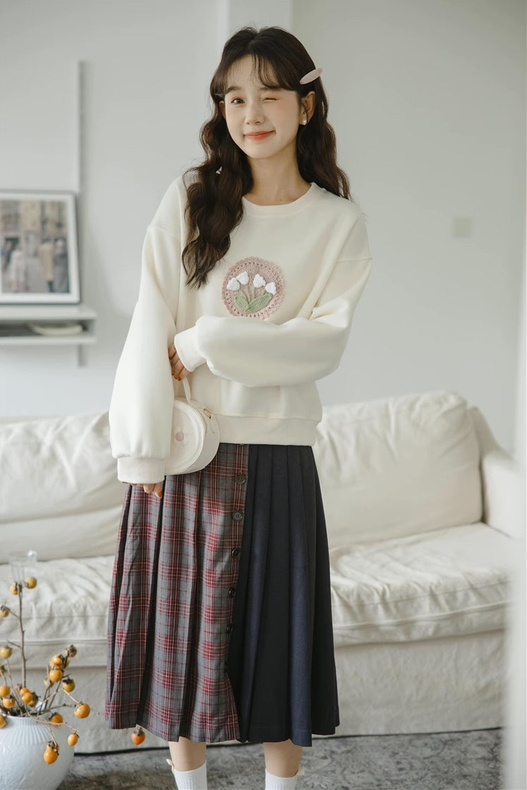 Crochet Tulip Sweatshirt (White)