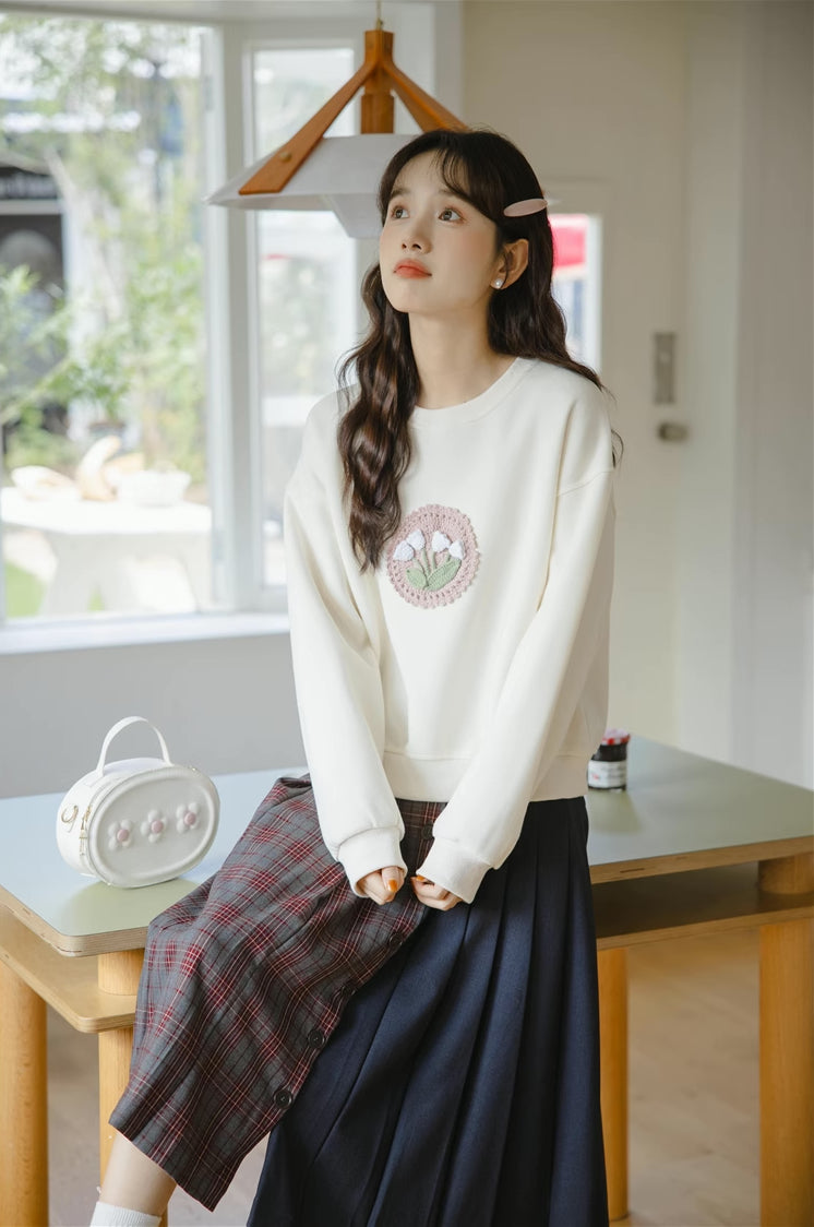 Crochet Tulip Sweatshirt (White)