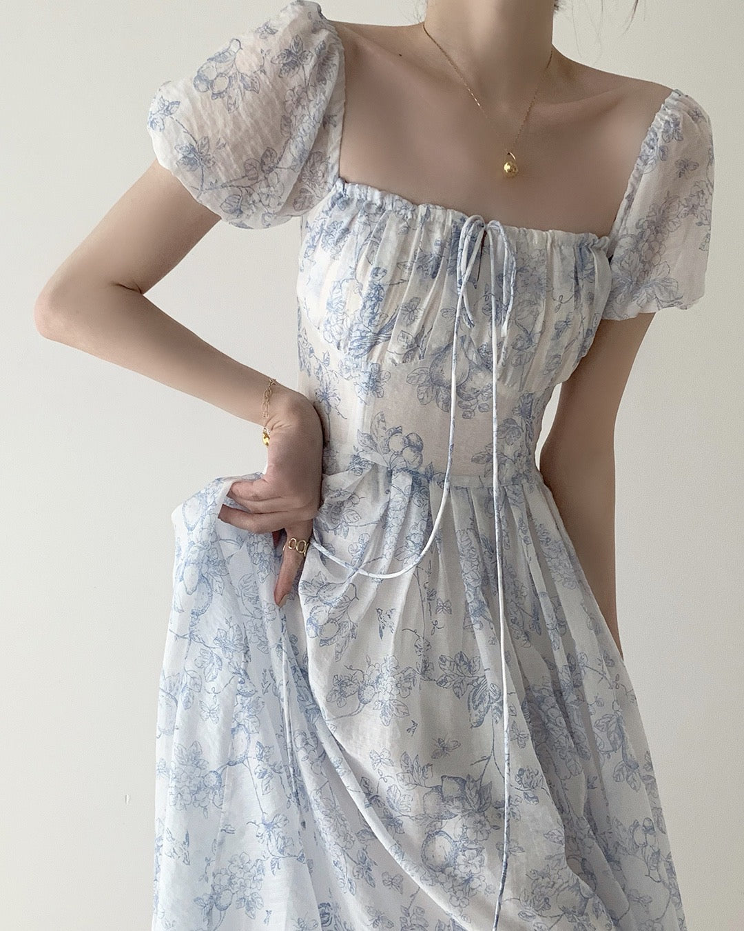 Porcelain Sketch Midi Dress (White/Blue)