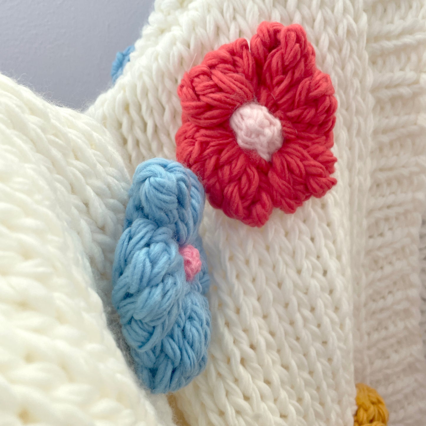 Chunky Daisy Cropped Cardigan (White/Multi)