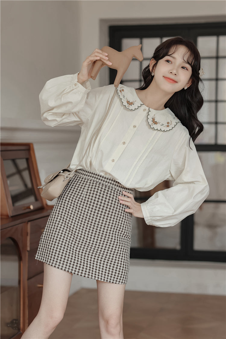 Scallop Floral Embroidered Collar Blouse (Cream)