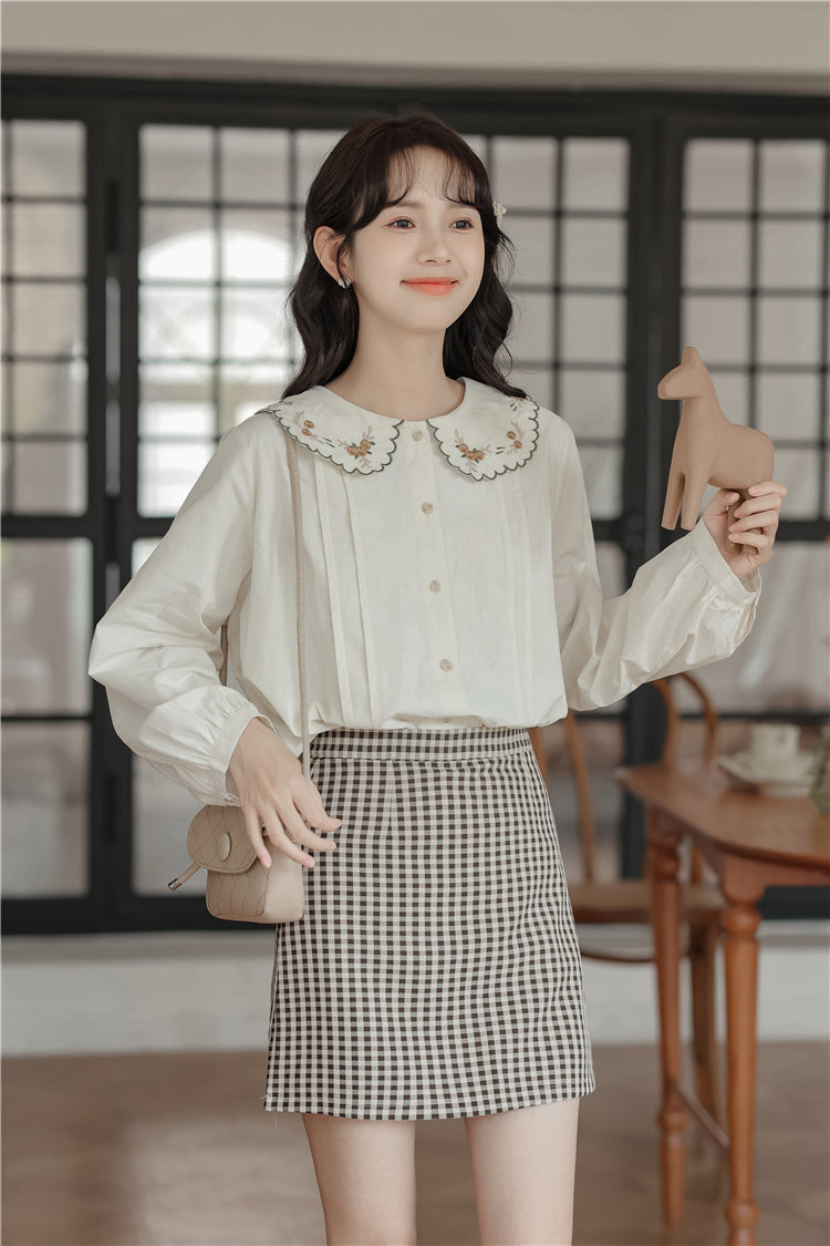 Scallop Floral Embroidered Collar Blouse (Cream)
