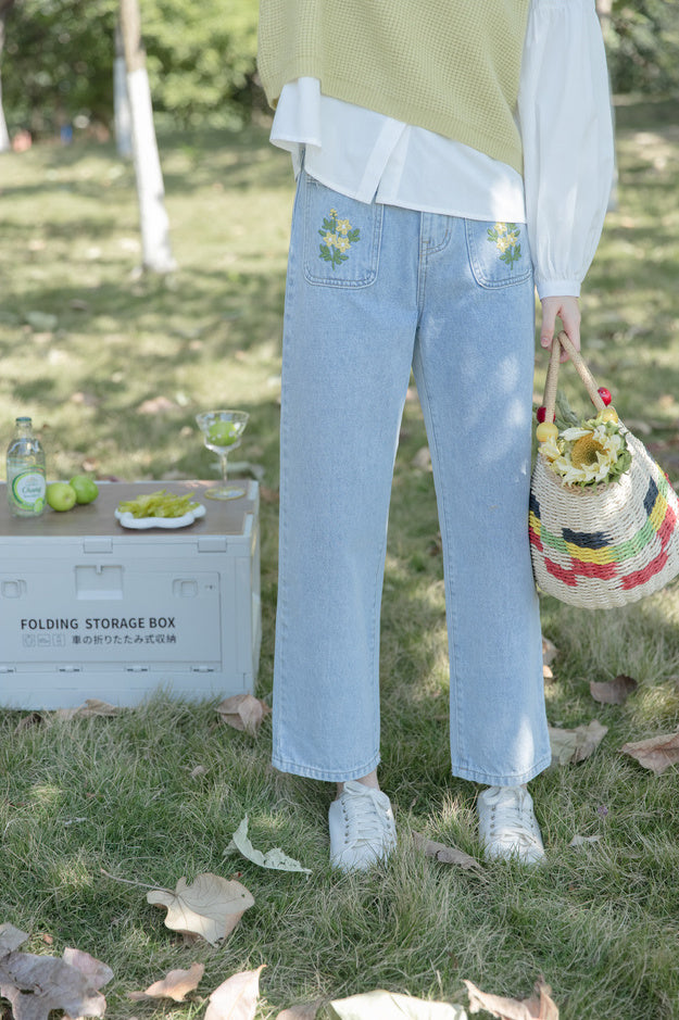Star Daisy Embroidered Pocket Jeans (Light Denim)