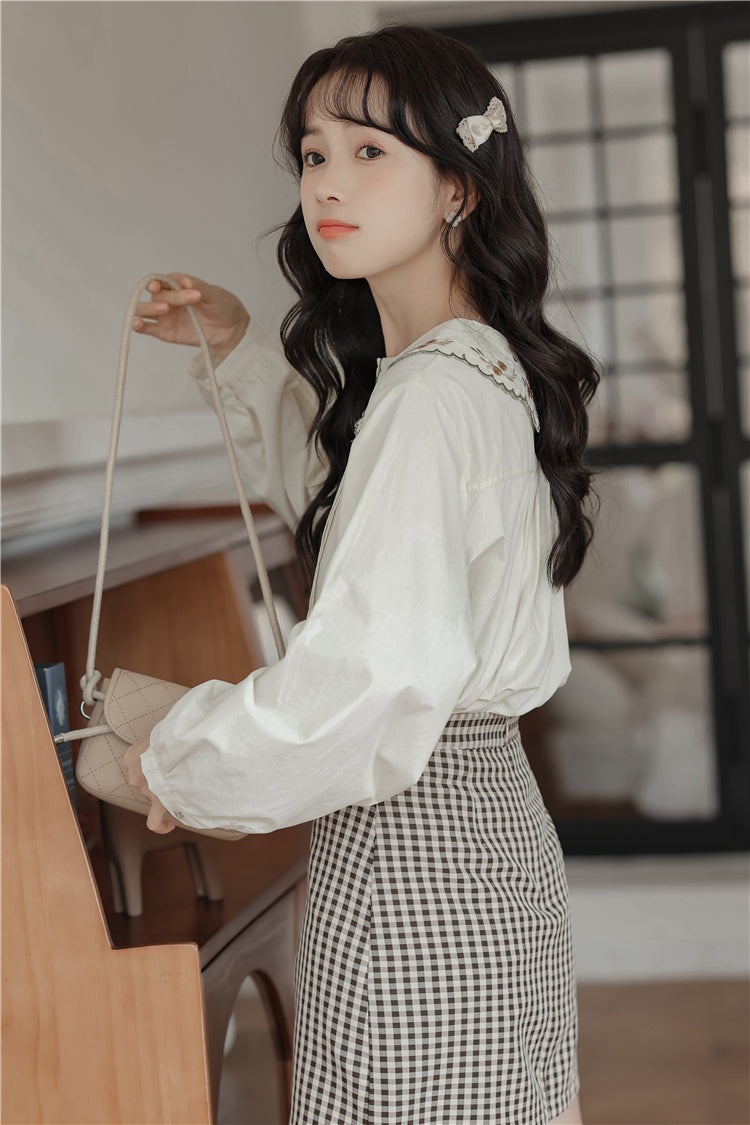 Scallop Floral Embroidered Collar Blouse (Cream)