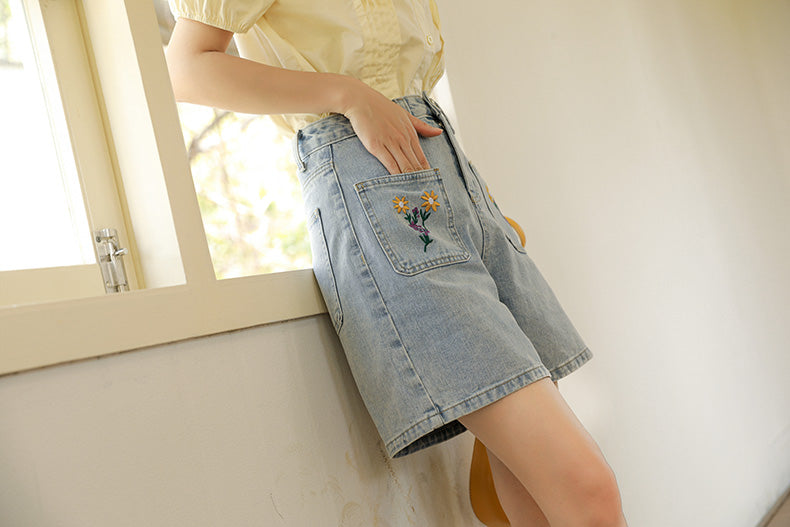 Sunny Flower Embroidered Shorts (Light Denim)