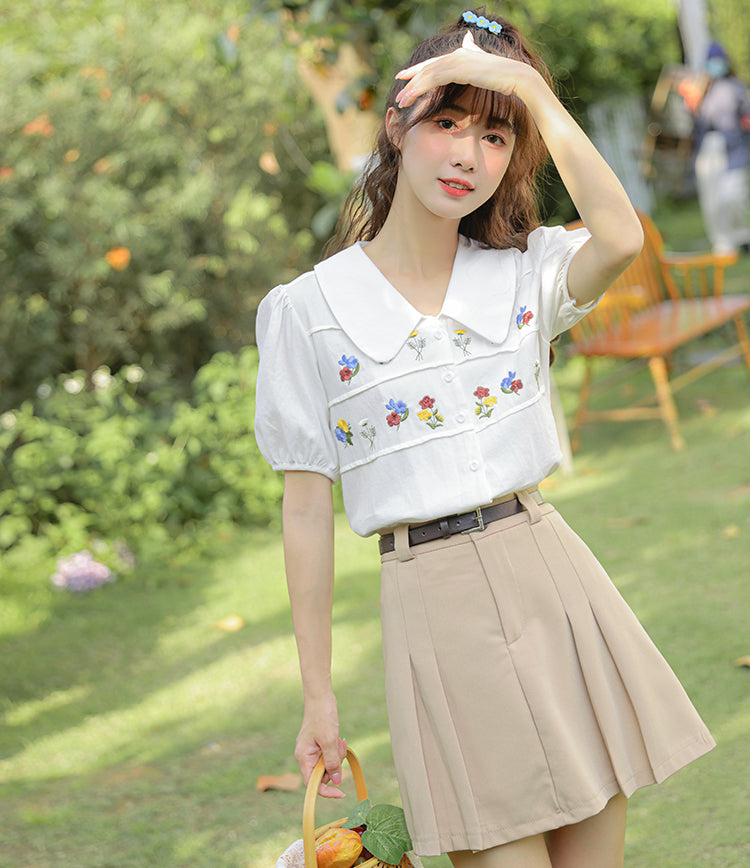 Retro Floral Embroidered Blouse (2 Colors)